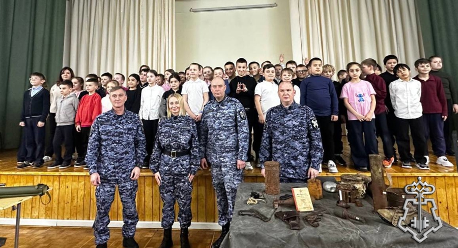 Росгвардейцы провели урок мужества для школьников в Подмосковье