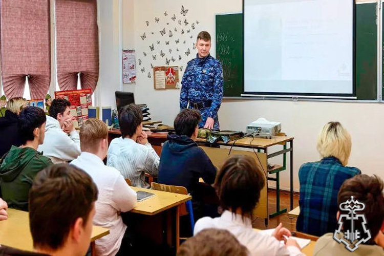 Сотрудник Росгвардии провел урок мужества для студентов в Подмосковье