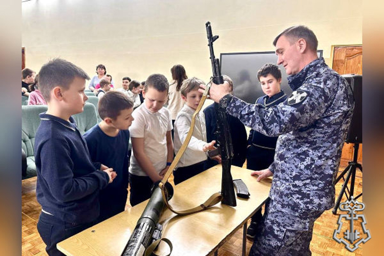 Росгвардейцы провели урок мужества для школьников в Подмосковье