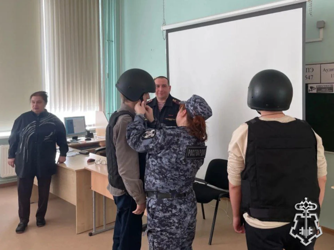 Росгвардейцы провели патриотические мероприятия в честь Дня воссоединения Крыма с Россией