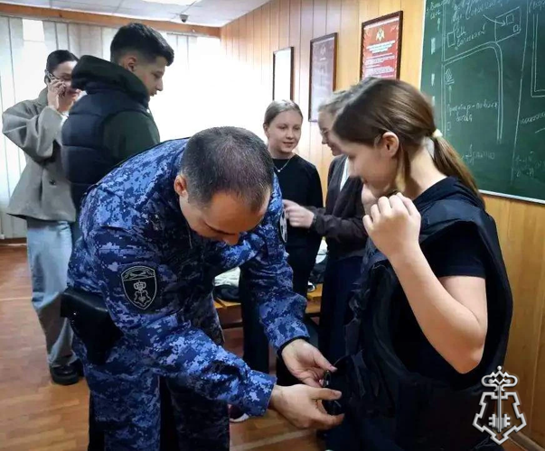 Росгвардейцы провели урок мужества для школьников в Подмосковье