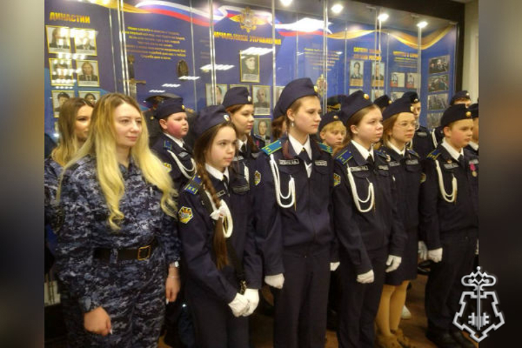 Сотрудники Росгвардии организовали экскурсию для кадетов в Подмосковье