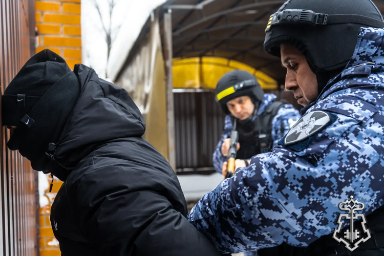 Росгвардейцы провели тактико-специальные учения на частном домовладении в Подмосковье (видео)