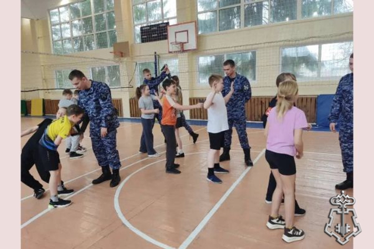 Росгвардейцы провели урок безопасности для учащихся подшефной школы в Подмосковье