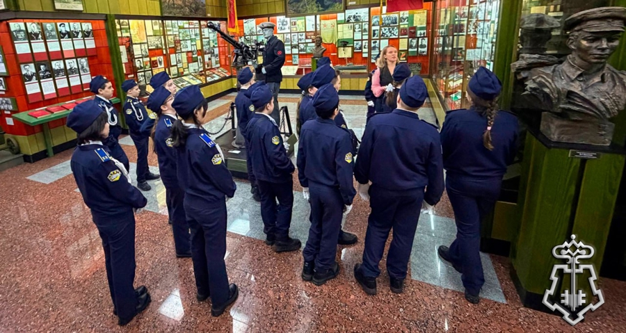 Росгвардейцы организовали экскурсию для кадет в Подмосковье