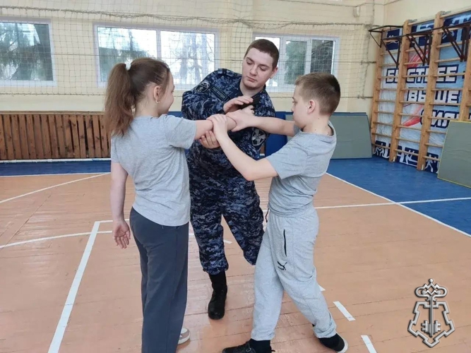 Росгвардейцы провели урок безопасности для учащихся подшефной школы в Подмосковье