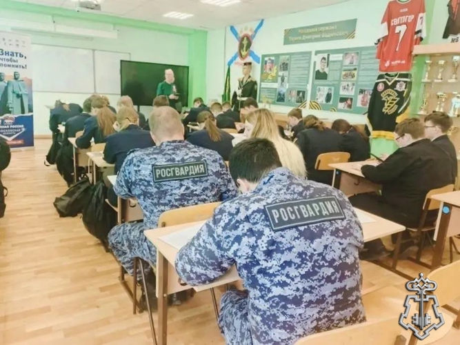 В Подмосковье сотрудники Росгвардии и воспитанники подшефных кадетских классов приняли участие в «Диктанте Победы»