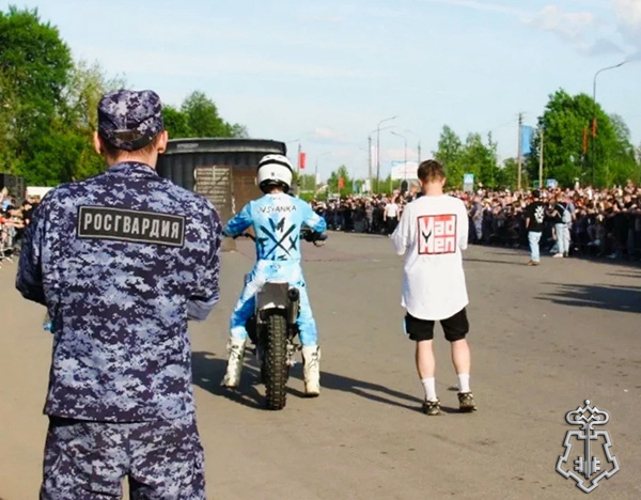 Росгвардейцы обеспечили безопасность показательного выступления команды по мотофристайлу FMX13 в Подмосковье