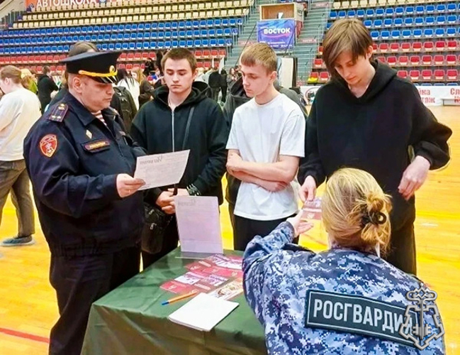 Росгвардейцы провели профориентационную встречу со студентами в Подмосковье