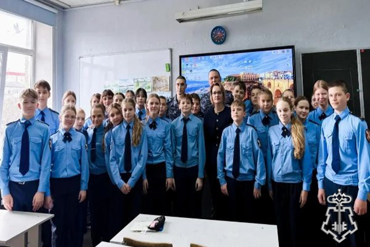 Росгвардейцы провели урок безопасности для кадетского класса в Подмосковье