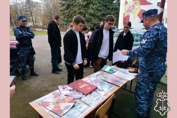 Росгвардейцы познакомили школьников со своей службой в Подмосковье