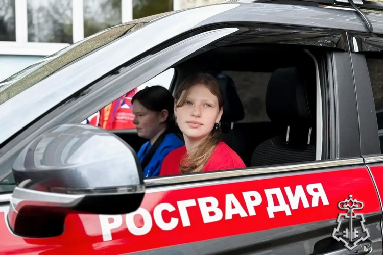 Росгвардейцы познакомили школьников со своей службой в Подмосковье