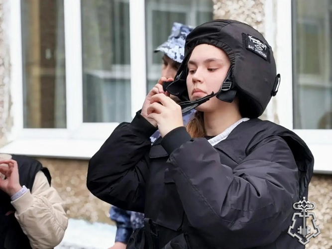 Росгвардейцы познакомили школьников со своей службой в Подмосковье