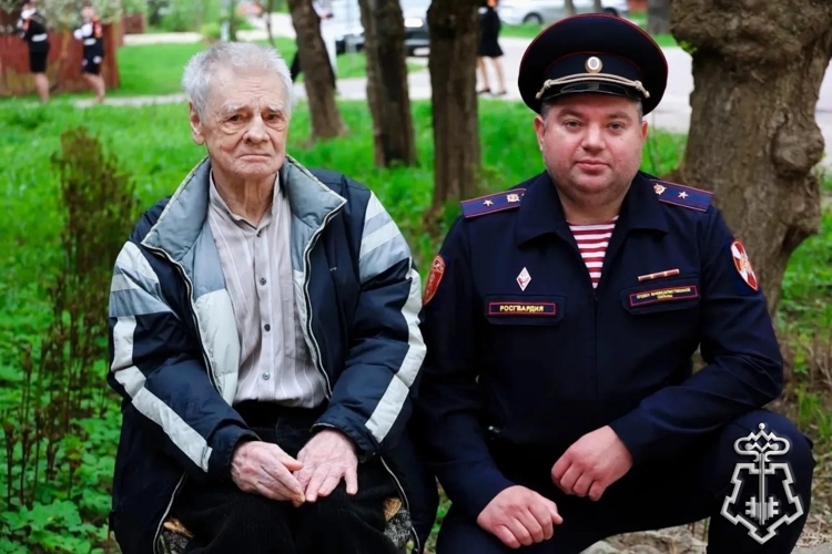 Сотрудники подмосковного главка Росгвардии приняли участие в акции «Парад у дома ветерана»