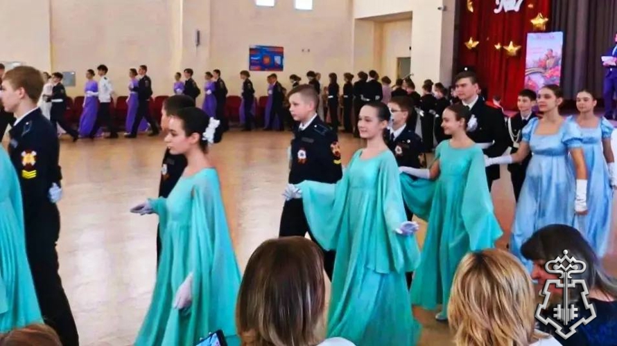 Росгвардейцы организовали кадетский бал «Вальс Победы» в Подмосковье