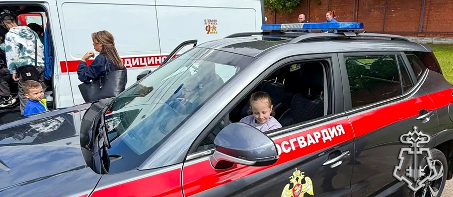 Росгвардейцы организовали выставку спецсредств и вооружения на ярмарке вакансий в Подмосковье