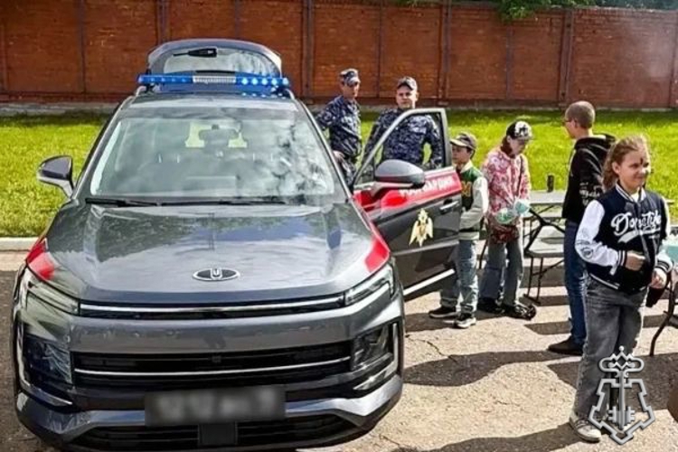 Росгвардейцы организовали выставку спецсредств и вооружения на ярмарке вакансий в Подмосковье