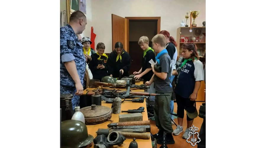 Сотрудник подмосковного главка Росгвардии провёл урок мужества для школьников в Подмосковье