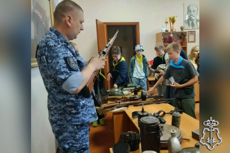 Сотрудник подмосковного главка Росгвардии провёл урок мужества для школьников в Подмосковье