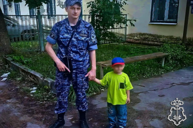 Росгвардейцы вернули матери потерявшегося ребёнка в Подмосковье (видео)