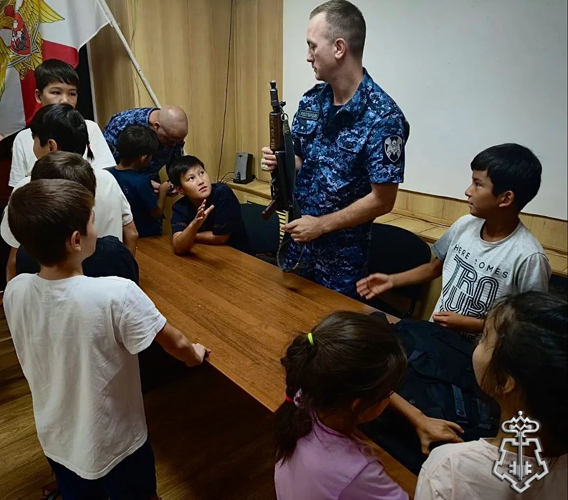 Росгвардейцы организовали день открытых дверей для воспитанников детского лагеря в Байконуре