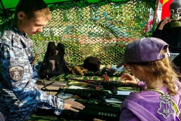 Сотрудники Росгвардии организовали выставку вооружения и спецтехники в Подмосковье