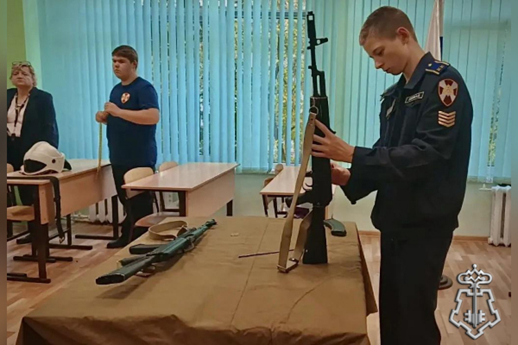 Росгвардейцы провели день открытых дверей для будущих учеников кадетского класса в Подмосковье (видео)