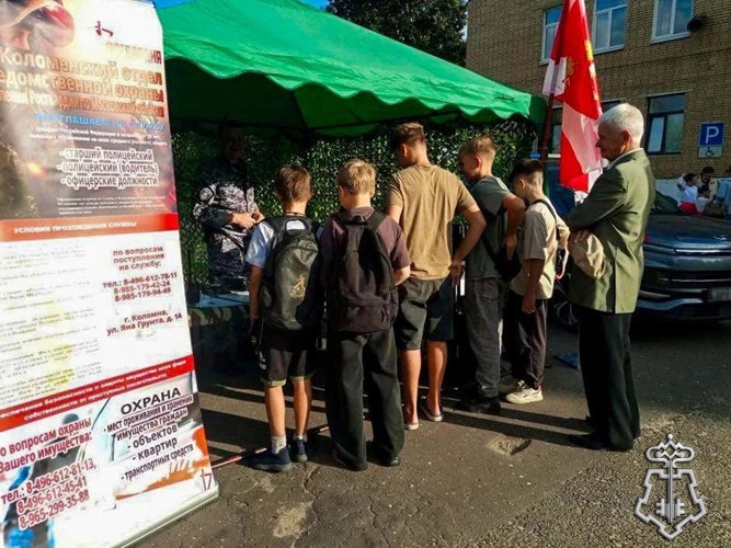 Сотрудники Росгвардии организовали выставку вооружения и спецтехники в Подмосковье