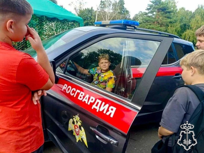 Сотрудники Росгвардии организовали выставку вооружения и спецтехники в Подмосковье