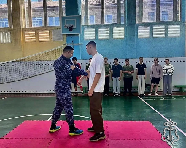 Росгвардейцы провели урок самообороны для кадетов в Подмосковье