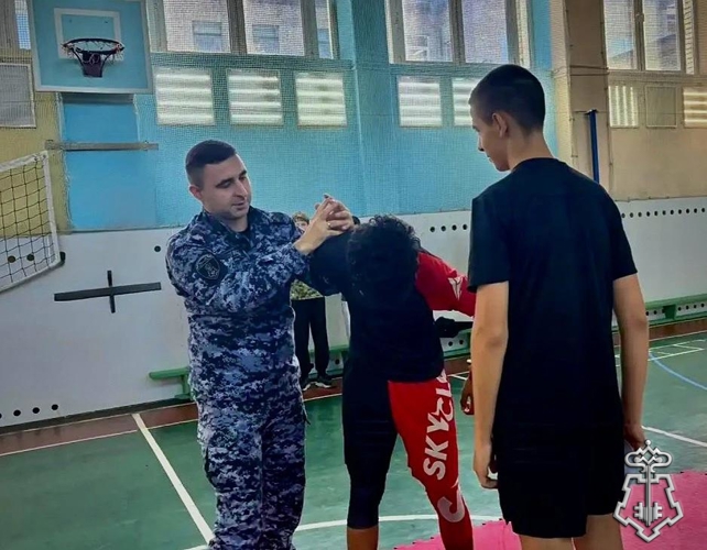 Росгвардейцы провели урок самообороны для кадетов в Подмосковье