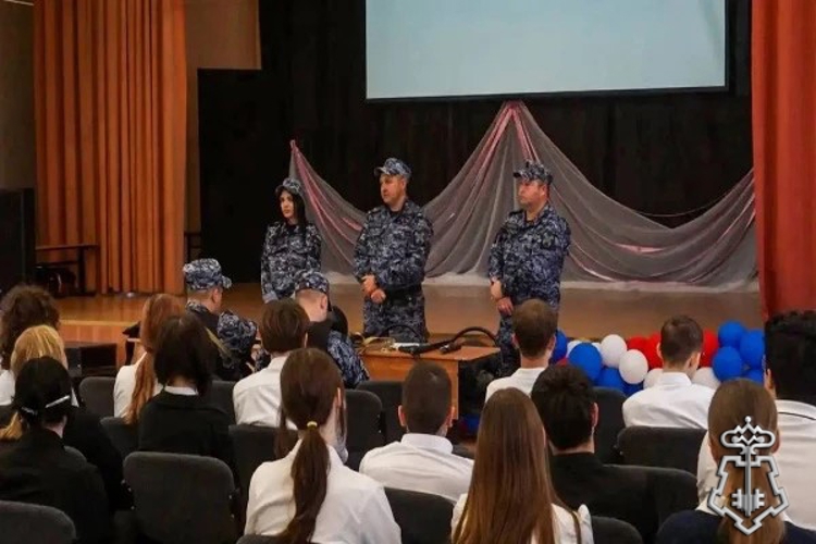 Росгвардейцы провели урок мужества для старшеклассников в Подмосковье