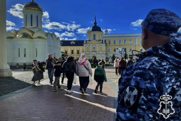 Росгвардейцы обеспечили безопасность праздничного богослужения в Троице-Сергиевой Лавре