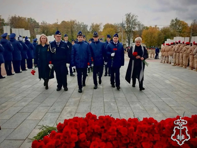 Росгвардейцы почтили память Подольских курсантов в Подмосковье