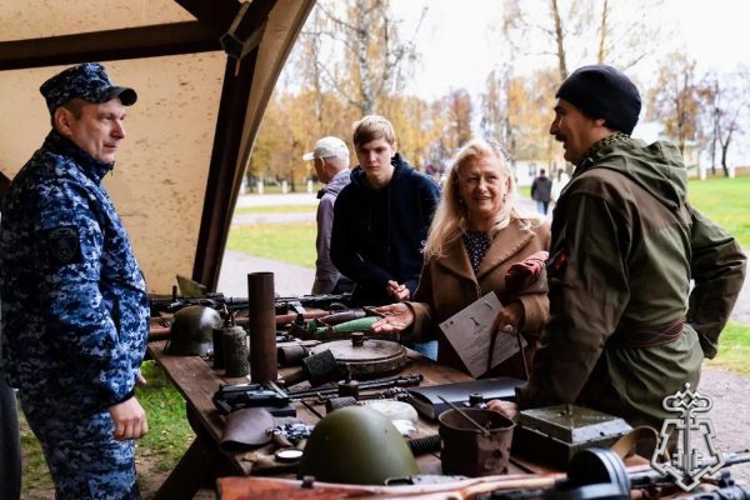 Росгвардеец организовал выставку на военно-патриотическом мероприятии в Подмосковье