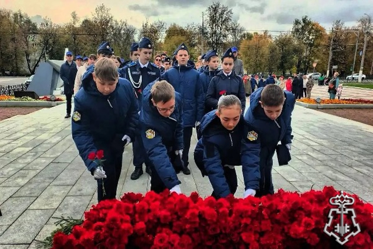 Росгвардейцы почтили память Подольских курсантов в Подмосковье