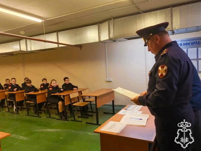 Росгвардейцы проводят регулярные занятия по стрельбе для подшефных классов в Подмосковье