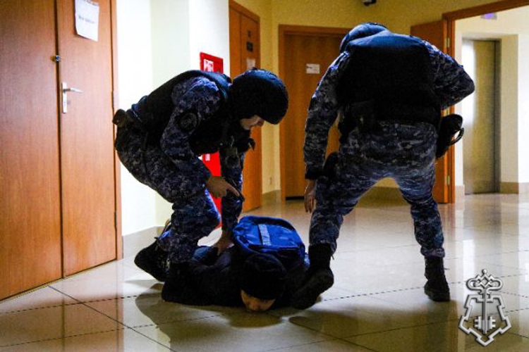 Росгвардейцы отработали задержание условного злоумышленника в образовательном учреждении Подмосковья
