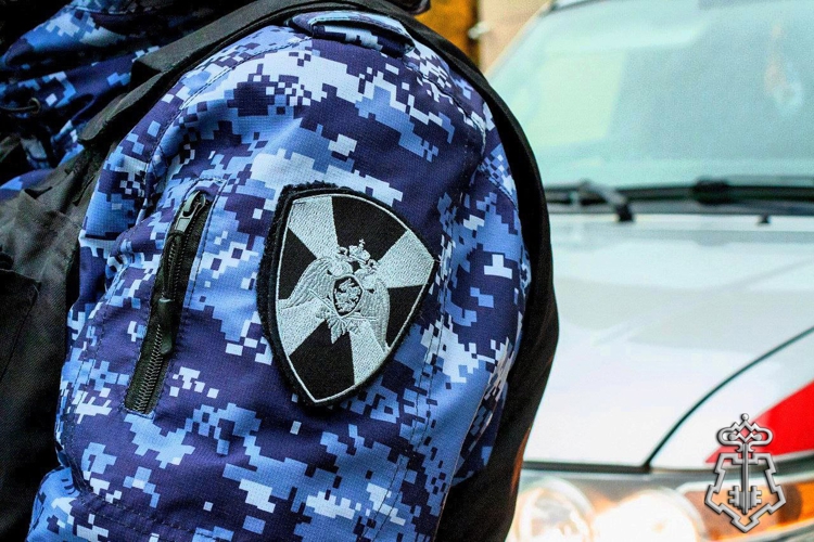 В Подмосковье росгвардейцы задержали дебошира, незаконно проникшего в школу (видео)