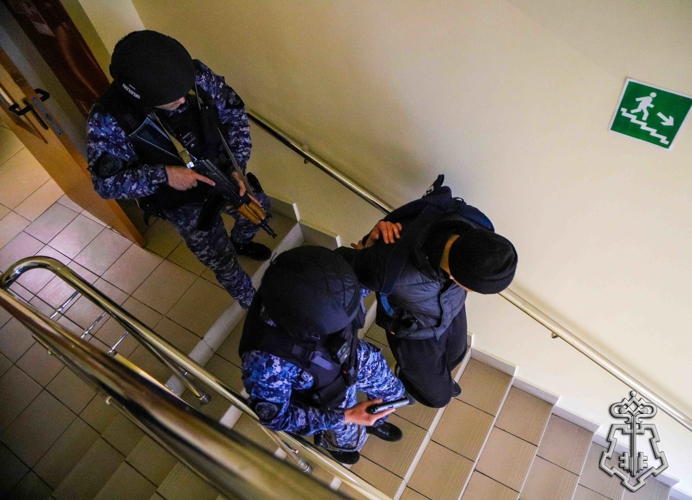 Росгвардейцы отработали задержание условного злоумышленника в образовательном учреждении Подмосковья